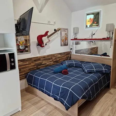 Appartamento 07 - Joli équipé Avec Clim, Vue Sur Jardin, Parking Privatif Gratuit, Grand Fourgon Possible, Le Linge De Maison Est Fourni